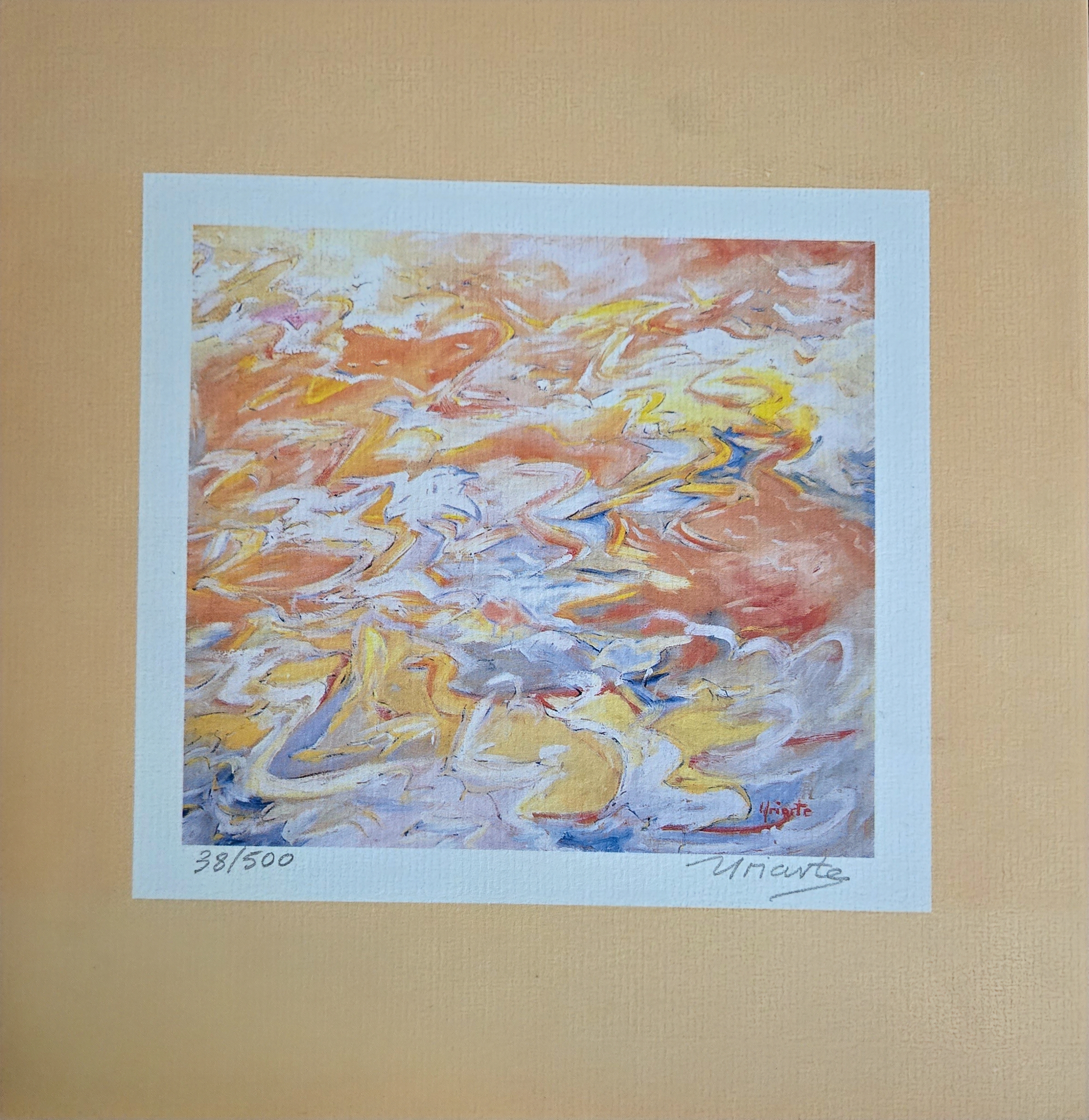 Oleo expresionista abstracto en tonos naranjas, amarillos y azules, evocando pajaros en vuelo o un cielo tormentoso